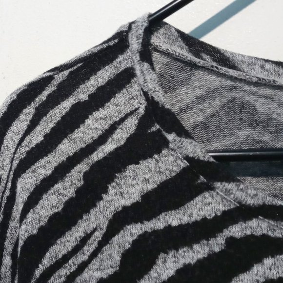 Torrid Plus Size Super Soft Plush Zebra Print Sweater 3/4 Sleeve Size 2 - Picture 4 of 7